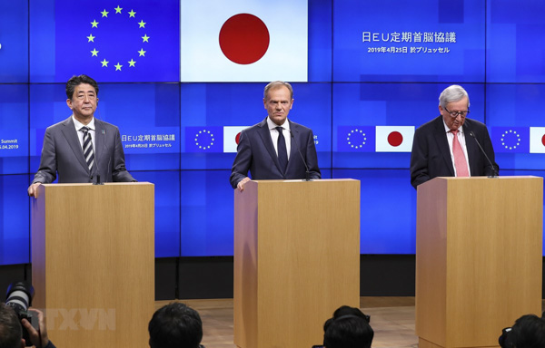 Thủ tướng Nhật Bản Shinzo Abe, Chủ tịch Hội đồng châu Âu Donald Tusk và Chủ tịch Ủy ban châu Âu Jean-Claude Juncker trong cuộc họp báo sau Hội nghị thượng đỉnh Nhật Bản-EU tại Brussels (Bỉ) ngày 25-4.