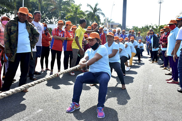 Các VĐV thi đấu môn kéo co nữ.