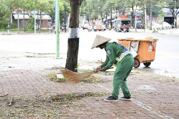 Công nhân Công ty CP dịch vụ môi trường và công trình đô thị Vũng Tàu quét dọn và thu gom rác.