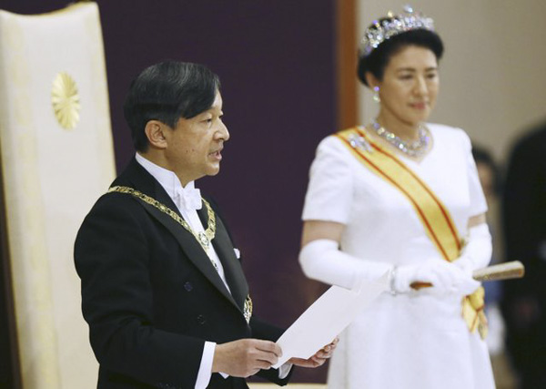 Nhật hoàng Naruhito phát biểu sau khi đăng cơ, đứng gần ông là Hoàng hậu Masako. Ảnh: Reuters