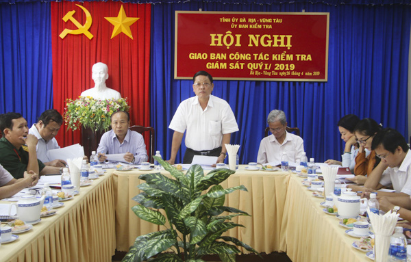Đồng chí Đỗ Văn Bửu, Ủy viên Ban Thường vụ Tỉnh ủy, Chủ nhiệm Ủy ban Kiểm tra Tỉnh ủy phát biểu tại hội nghị giao ban công tác kiểm tra, giám sát quý I-2019.