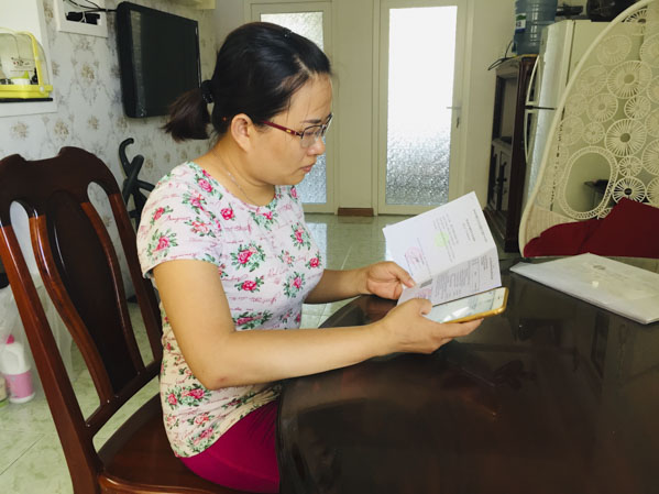 Chị Bùi Thị Ngọc Thi (chung cư số 1 Trần Nguyên Hãn, TP.Vũng Tàu) tra cứu quá trình tham gia BHXH, BHYT, BHTN qua dịch vụ tin nhắn.