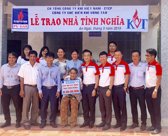 Đại diện chính quyền địa phương và nhà tài trợ trao quyết định bàn giao nhà cho hộ gia đình bà Trần Thị Ngọt.
