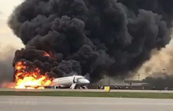 Máy bay chở khách bốc cháy dữ dội tại sân bay Sheremetyevo ở Khimki, Nga ngày 5-5-2019.