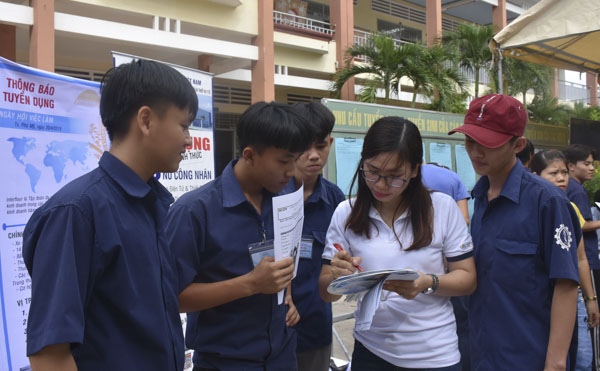 Doanh nghiệp tư vấn thông tin việc làm cho người lao động tại phiên giao dịch việc làm lần thứ 2 năm 2019.