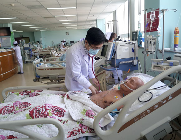 Bác sĩ thăm khám cho bệnh nhân tại Khoa Hồi sức tích cực chống độc, BV Bà Rịa. Ảnh: MINH THIÊN