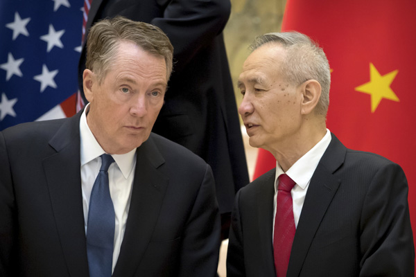 Đại diện thương mại Mỹ Robert Lighthizer (trái) trao đổi cùng Phó Thủ tướng Trung Quốc Lưu Hạc trong một cuộc đàm phán hồi tháng 2. 