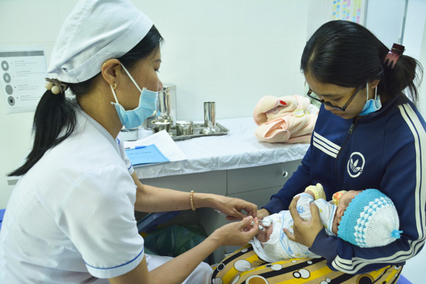 Tiêm vắc xin phòng bệnh cho trẻ tại Trạm Y tế phường 10, TP.Vũng Tàu.
