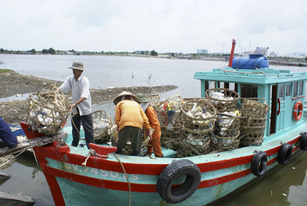 Nhân viên Công ty CP Dịch vụ môi trường và Công trình đô thị Vũng Tàu thu gom rác trên kênh Bến Đình.
