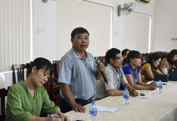 Ông Lại Văn Lịch (đường Nguyễn An Ninh, phường Thắng Nhì) đại diện cho các hộ đang làm dịch vụ thu gom rác phát biểu bày tỏ quan điểm thống nhất về việc chuyển đổi phương tiện.