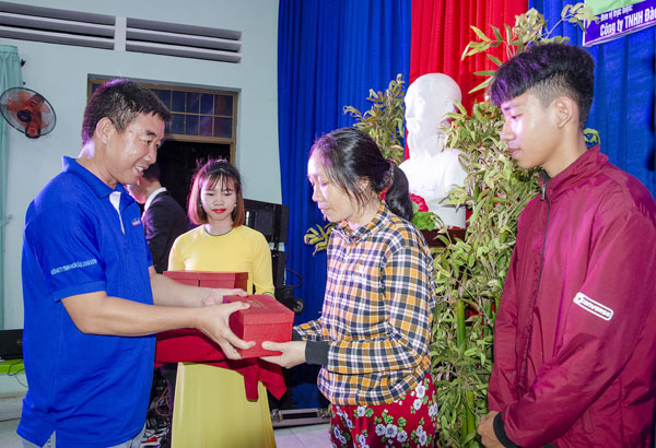 Đại diện Công ty TNHH Hóa dầu Long Sơn tặng quà cho người dân xã Long Sơn tại chương trình.