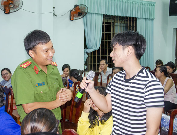 Người dân xã Long Sơn tham trả lời câu hỏi trắc nghiệm tại chương trình.