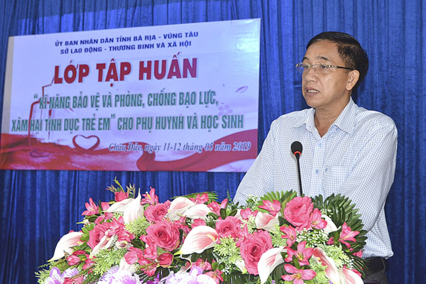 Ông Trần Quốc Khánh, Phó Giám đốc Sở LĐTBXH, Phó trưởng Ban chỉ đạo Bảo vệ chăm sóc trẻ em tỉnh phát biểu khai mạc lớp tập huấn.