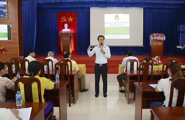 Báo cáo viên Bùi Tiến Hưng, Giám đốc Công ty TNHH Giải trí Thương mại Thiên Niên Kỷ (TP.Hồ Chí Minh) truyền đạt kiến thức, kỷ năng chống xâm hại tình dục trẻ em.