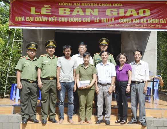 Ngày 16-5-2019, đại diện Công an huyện Châu Đức và các cá nhân, DN bàn giao nhà “Đại đoàn kết” cho gia đình chị Lê Thị Lý.
