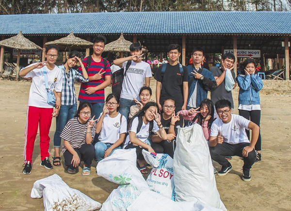 Nhóm Let’s Do It Vung Tau bên những bao rác thu gom được ở khu vực Bãi Sau.