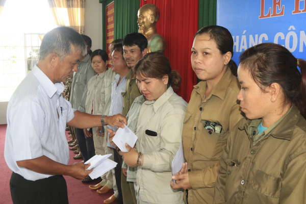 Ông Võ Văn Thế, Chủ tịch LĐLĐ huyện Đất Đỏ trao quà cho đoàn viên công nhân viên chức, người lao động có hoàn cảnh khó khăn.