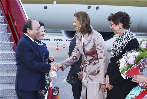 Thủ tướng Nguyễn Xuân Phúc và Phu nhân tại sân bay Gardermoen, Oslo, Vương quốc Na Uy.