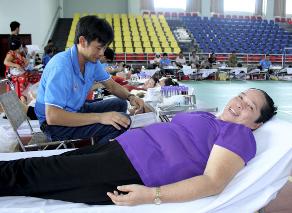 Người dân huyện Đất Đỏ tham gia hiến máu tình nguyện sáng 24-5.