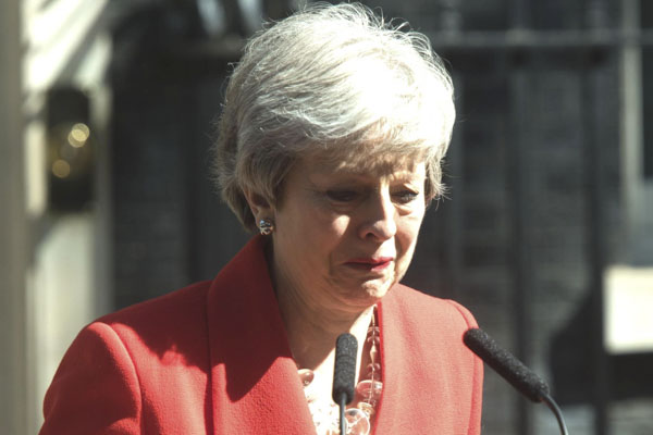 Thủ tướng Anh Theresa May nghẹn ngào khi thông báo kế hoạch từ chức tại London ngày 24-5.