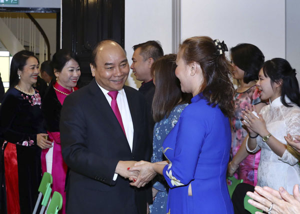 Thủ tướng Nguyễn Xuân Phúc, Phu nhân và cộng đồng người Việt Nam tại Vương quốc Na Uy. Ảnh: THỐNG NHẤT