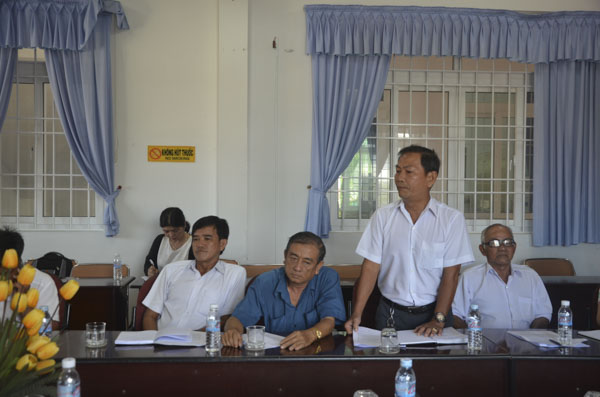 Cử tri Phạm Phú Quốc (khu phố Lộc An, thị trấn Phước Hải) phát biểu ý kiến tại buổi gặp gỡ.