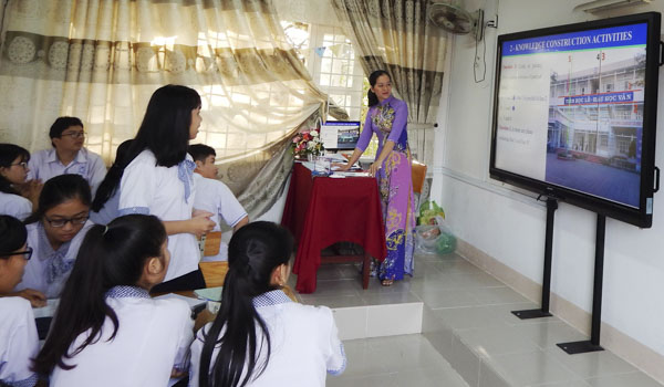 Cô Võ Như Ý, GV môn Toán (Trường THPT Châu Thành, TP. Bà Rịa) với tiết hội giảng dạy Toán bằng tiếng Anh. Ảnh: BÙI HƯƠNG