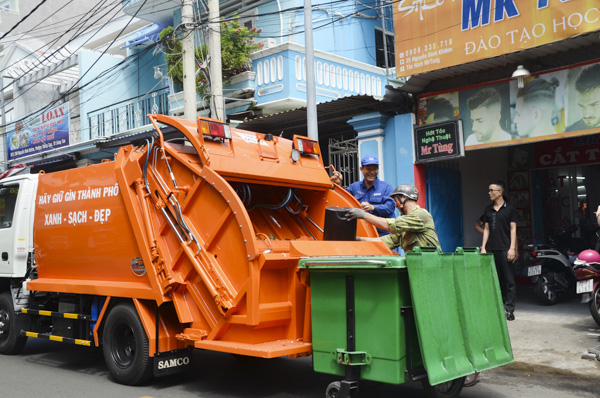 Thử nghiệm thu gom rác bằng xe ép rác chuyên dụng trên tuyến đường Nguyễn Bỉnh Khiêm (TP. Vũng Tàu) sáng 29-5.