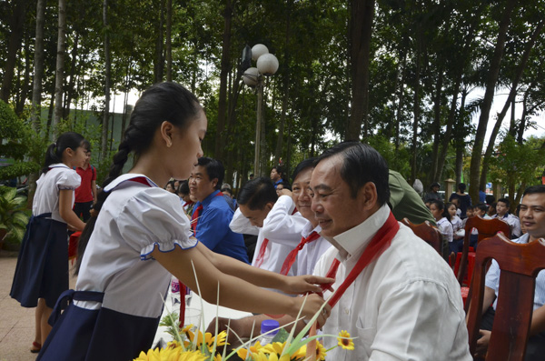 Các em thiếu nhi quàng khăn cho đại biểu dự lễ khai mạc hè năm 2019.