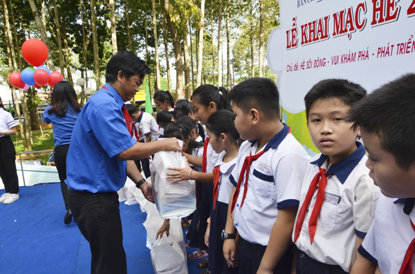 Anh Lê Văn Minh, Bí thư Tỉnh Đoàn, Phó Trưởng Ban chỉ đạo Hè năm 2019 tặng quà cho trẻ em nghèo.