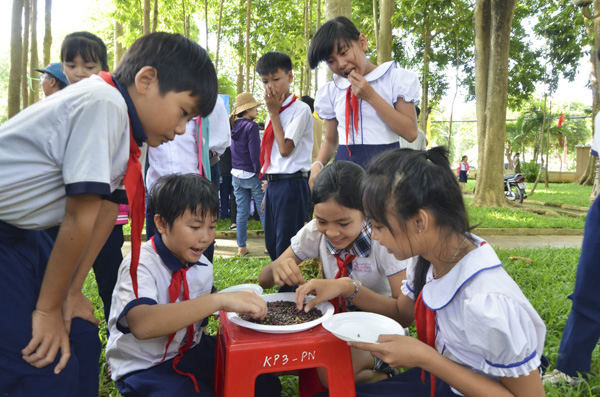 Các em thiếu nhi tham gia chơi trò 