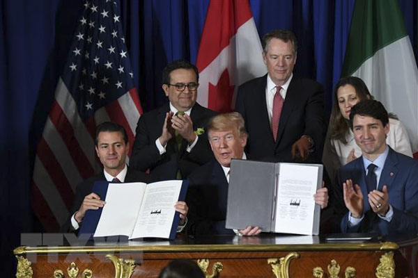 Từ trái qua phải: Tổng thống Mexico Enrique Peña Nieto, Tổng thống Mỹ Donald Trump và Thủ tướng Canada Justin Trudeau sau lễ ký USMCA ở Buenos Aires, Argentina, ngày 30-11-2018. (Nguồn: AFP)