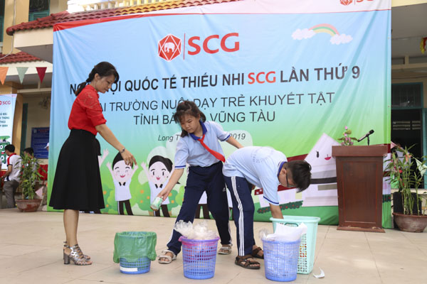 Học sinh tham gia trò chơi phân loại rác thải.