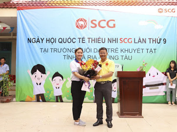 Học sinh Trường Nuôi dạy trẻ khuyết tật tỉnh BR-VT tặng hoa cảm ơn Tập đoàn SCG đã tổ chức  ngày hội thiếu nhi cho các em.