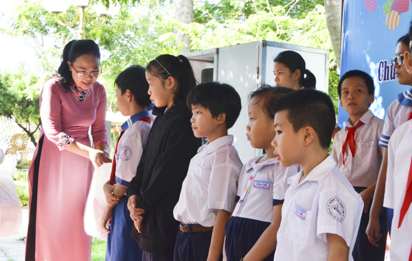 Bà Nguyễn Thị Thu Hương, Phó Chủ tịch UBND TP.Vũng Tàu tặng quà cho thiếu nhi có hoàn cảnh khó khăn.