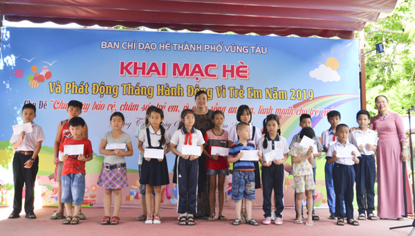 Bà Nguyễn Thị Men, Giám đốc Nhà thiếu nhi tỉnh tặng 20 suất học bổng cho HS nghèo vượt khó.