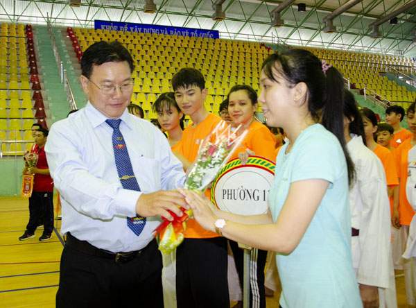 Ông Dương Tố Chánh, Ban Chuyên môn Liên đoàn Taekwondo Việt Nam, Tổng trọng tài của Giải trao cờ lưu niệm và tặng hoa chúc mừng cho các đội VĐV.