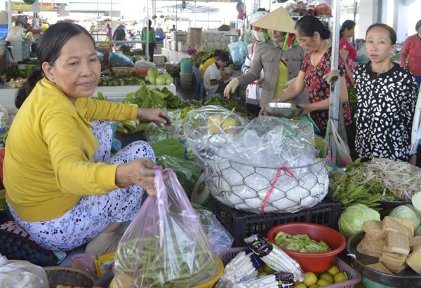 Túi ni lông hiện đang được sử dụng phổ biến để đựng hàng ở hầu hết các chợ. Ảnh: P.V