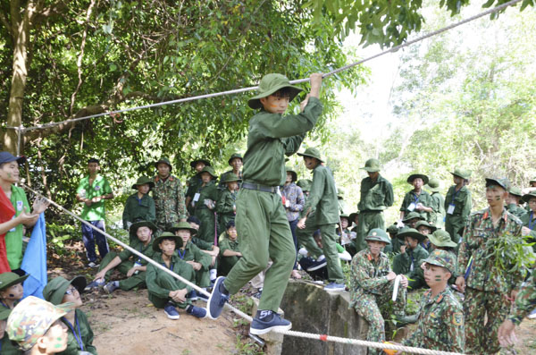 “Chiến sĩ” vượt chướng ngại vật lấy mật thư.