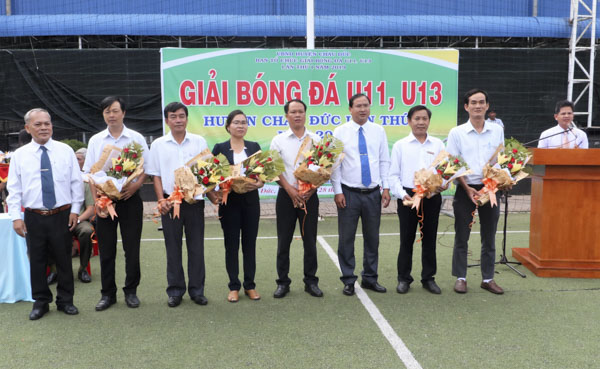 Ban Tổ chức tặng hoa cảm ơn các nhà tài trợ giải bóng đá U11, U13 huyện Châu Đức lần thứ I năm 2019.