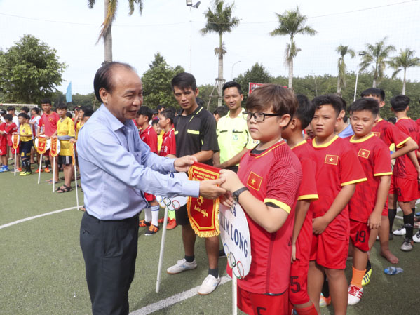 Ông Nguyễn Văn Việt, Phó Bí thư Thường trực Huyện ủy Châu Đức tặng hoa chúc mừng các đội bóng tham dự giải.