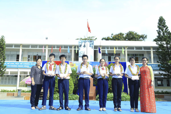 Đỗ Hoàng Quân (thứ 4, từ trái qua) là HS tiêu biểu, luôn được nhà trường vinh danh vì thành tích học tập xuất sắc. 