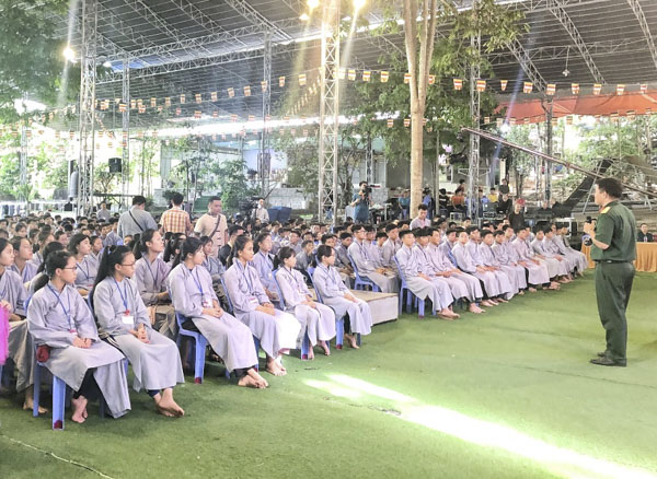 Đại diện Bộ CHQS tỉnh phổ biến kiến thức quốc phòng, an ninh cho học sinh tại chùa Thiền Tôn Phật Quang.