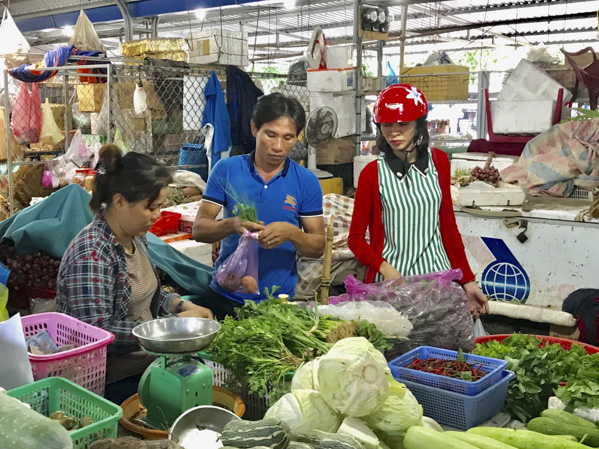 Mỗi một lần ra chợ, nhiều người sẽ mang về rất nhiều túi ni lông và sau đó sẽ xả thải ra môi trường. Trong ảnh: Người dân mua rau củ tại chợ Côn Đảo.