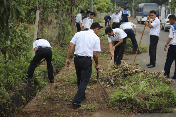 Cán bộ chiến sĩ Lữ đoàn 171 phát quang bụi rậm, khơi thông cống rãnh ở xã Xuyên Mộc, huyện Xuyên Mộc.