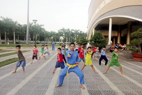 HLV Lê Tiến hướng dẫn các võ sinh một số động tác Vovinam cơ bản tại buổi khai giảng.