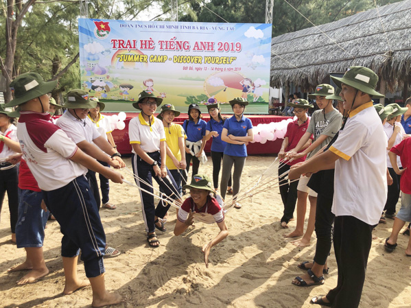 Các em HS tham gia trò chơi teambuilding tại trại hè.