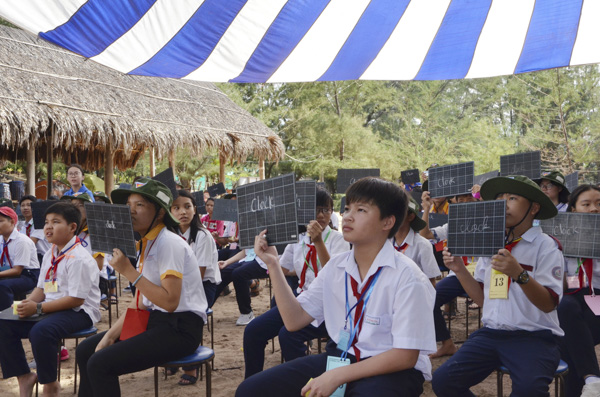 Các em tham gia trò chơi “Rung chuông vàng” tại trại hè.