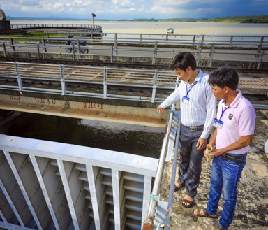 Cán bộ Trung tâm quản lý, khai thác công trình thủy lợi đầu mối Sông Ray kiểm tra hoạt động của cửa van  đập tràn hồ chứa.