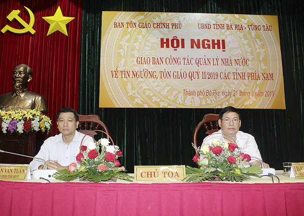 Ông Bùi Thanh Hà, Phó Trưởng Ban Tôn giáo Chính phủ (bên phải) và ông Trần Văn Tuấn, Phó Chủ tịch UBND tỉnh (bên trái) đồng chủ trì hội nghị.